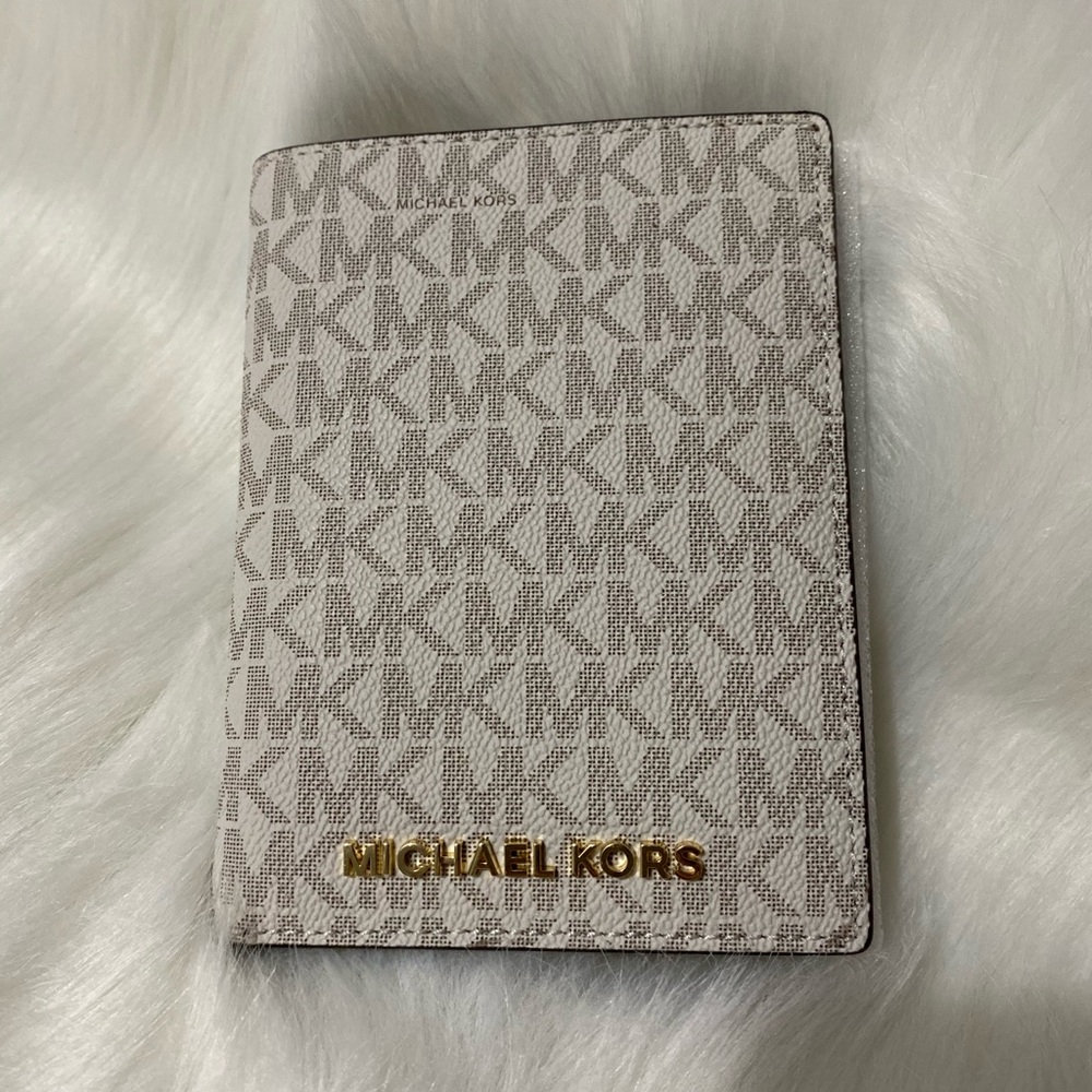 MICHAEL KORS PASSPORT HOLDER
